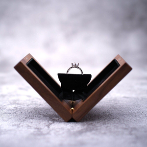 Caja de anillos de madera hecha a mano con diseño único para anillos de compromiso y boda por blossom craft india - Product Image 2