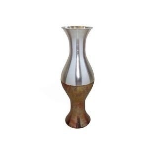 Vase décoratif en aluminium sculpté avec un caractère intemporel pour des espaces intérieurs élégants - Product Image 2