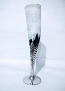 Flûte à boire en corne véritable faite à la main, gobelet à vin avec tige sculptée, vaisselle rustique en corne naturelle pour célébrations et fêtes - Product Image 3