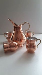 Ensemble de carafes en cuivre pour une présentation élégante de l'eau sur la table à manger, ensemble en métal avec verres, vaisselle de cuisine durable et réutilisable. - Product Image 5