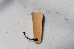 Chausse-pied compact en bois fait main avec boucle en cuir, court et portable, aide au calage des chaussures, idéal pour les voyages, naturel - Product Image 4