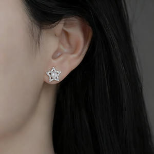 Boucles d'oreilles asymétriques en perles d'eau douce naturelles de Zhuji de 5 à 6 mm, type AB, argent S925, design soleil, lune, étoile, look frais et élégant - Product Image 1