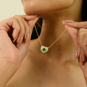 Collar con Colgante de Corazón con Triple Grupo de Esmeraldas y Diamantes de Alta Calidad, Oro Amarillo Real de 18K, Joyería para Mujer - Product Image 4