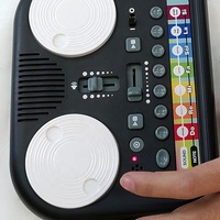D.J.Toys DJ Go-Go Mixer, Sintetizador de Música para Niños, Controlador de DJ Portátil Compatible con Smartphones, Funciona con Pilas AAA, Edades 5+, Certificado