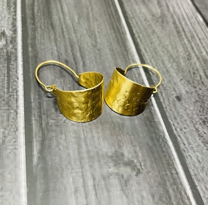 Pendientes de aro anchos de latón chapado en oro con efecto martillado, estilo geométrico vintage para mujer, pendientes clásicos con gancho. - Product Image 1