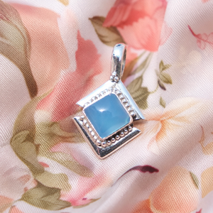 Pendentif coussin en calcédoine bleue, argent sterling 925 plaqué or rose et or jaune, bijou artisanal en pierres précieuses pour cadeau de Noël - Product Image 5