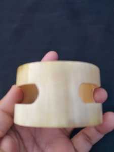 Brazalete Artesanal de Cuerno de Vaca con Acabado Natural Pulido, Joyería Moderna para Mujer, Regalo Ideal - Product Image 2