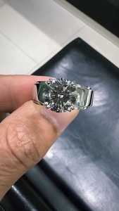 Bague solitaire large en moissanite ronde 5 carats, plaquée rhodium, en argent 925 véritable, cadeau idéal pour anniversaire ou fête entre amis - Product Image 1