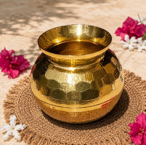 Vase kalash Lota en laiton poli à lignes fines pour la décoration sacrée des temples domestiques, disponible à prix de gros. - Product Image 3
