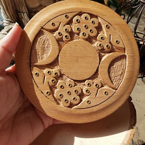 Quemador de Incienso de Madera Hecho a Mano, Diseño Redondo de Madera de Pino con Tallados Florales y de Luna, Uso Aromático para Todas las Estaciones - Product Image 1