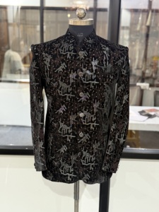 Sherwani noir pour homme avec imprimé pailleté motif cerf, tenue de mariage traditionnelle, coupe classique, style Inde Pakistan - Product Image 1