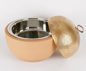 Casserole ronde en métal couleur or au design minimaliste avec couvercle, parfaite pour servir des plats chauds lors de mariages et de buffets. - Product Image 3