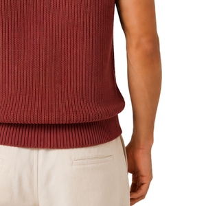 เสื้อกั๊กไหมพรมสีแดงอิฐสำหรับผู้ชาย คอวี แขนกุด สวมใส่สบาย น้ำหนักเบา แฟชั่นลำลอง รับผลิตตามแบบ พร้อมสกรีนโลโก้ OEM - Product Image 5