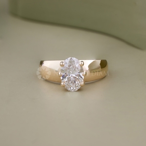 Bague solitaire en or jaune à diamant de laboratoire taille ovale, design tendance, bijoux fins pour femme - Product Image 1