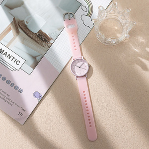 Nouvelle montre à quartz pour femme 2026, cadran en verre irrégulier, bracelet en silicone, vente en gros d'usine, LOGO personnalisé, montre simple et tendance - Product Image 5