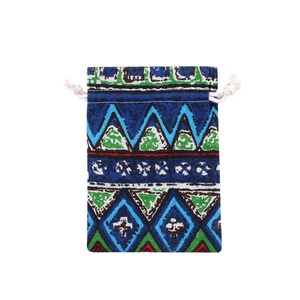 Pochette à cordon en mousseline tissée imprimée traditionnelle, logo personnalisé, motif bleu-vert, écologique, résistante à l'eau, lavable, durable - Product Image 1