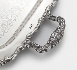 Plateau de service rectangulaire haut de gamme en métal poli avec poignées gravées à motif floral, qualité domestique robuste pour la restauration - Product Image 4