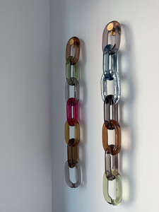 Décoration murale en chaîne de maillons personnalisés faits à la main en résine écologique transparente et colorée par glowin fashion - Product Image 4
