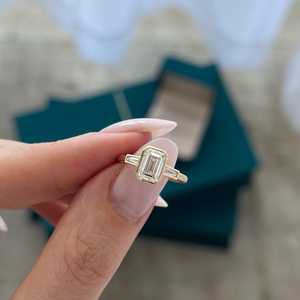 Bague de fiançailles à trois pierres en diamant de laboratoire taille émeraude de 1,5 carat, pureté VVS2, diamants baguette effilés, certifiée IGI - Product Image 2