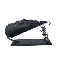 Estante para Vino Artístico de Hierro Forjado con Diseño de Hormiga Levantando Hoja - Forjado a Mano, Ecológico, Resistente a la Intemperie, Personalizable, Mueble Decorativo para el Hogar