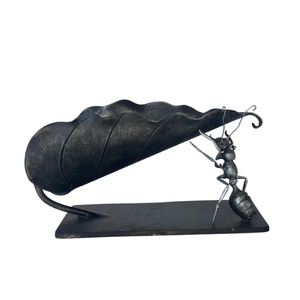 ชั้นวางไวน์เหล็กดัด งานแฮนด์เมด 100% รูปทรงมดยกใบไม้ สำหรับขวดเดียว ตกแต่งบ้านสไตล์วินเทจหรูหรา จากเวียดนาม - Product Image 2