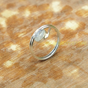 แหวนเงินแท้ 925 ประดับมูนสโตนธรรมชาติทรงรี ดีไซน์โบโฮ สำหรับผู้หญิง - Product Image 6