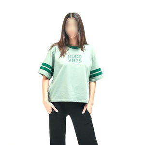 เสื้อยืดผู้หญิงคุณภาพพรีเมียมสั่งทำพิเศษ ระบายอากาศได้ดี บริการ OEM ราคาขายส่ง เสื้อยืดผ้าฝ้ายพิมพ์ลายทรงปกติสำหรับผู้หญิง - Product Image 1