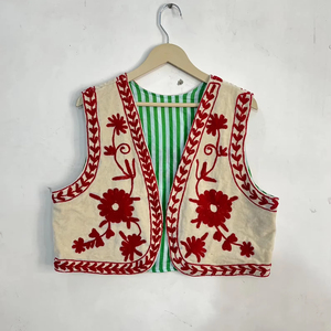 Chaleco de terciopelo color marfil Suzani para mujer, chaleco rojo con bordado floral a mano, estilo bohemio étnico, sin mangas. - Product Image 1