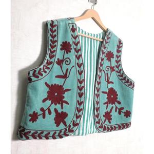 Chaleco Suzani de Terciopelo Hecho a Mano para Mujer, Bordado Floral, Estilo Boho, Diseño Vintage - Product Image 3