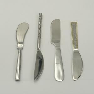 Juego de 4 utensilios para queso de acero inoxidable con logotipo personalizado y mango de diseño diferente para uso doméstico, en restaurantes y como regalo. - Product Image 2