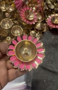 Lampe à huile traditionnelle en laiton pour mariage et Diwali, avec motif floral, pour les cérémonies religieuses et la décoration de Pooja, artisanat - Product Image 2