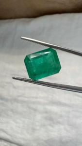 Émeraude naturelle zambienne de 4,55 carats, taille octogonale, pierre précieuse non montée |   Pierre précieuse verte certifiée pour la fabrication de bijoux fins et la vente en gros - Product Image 2