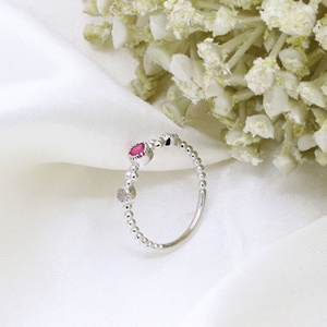 Anillo de Plata de Ley 925 con Dos Piedras de Rubí Natural y Diamantes Engastados en Bisel, Joyería Memoria, Venta al Por Mayor - Product Image 2