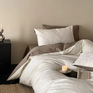Juego de Edredón Clásico de Satén Floral, Lavable, Ropa de Cama para el Hogar, 3 Piezas, Diseño Jacquard, Beige Blanco, con Almohadas - Product Image 1
