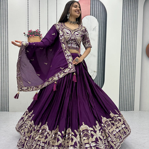 ชุดเลเฮนกาโชลีพร้อมผ้าคลุมไหล่ ทำจากผ้าไหมชิโนน ปักด้วยด้ายและเลื่อม - Product Image 2