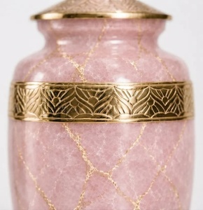 Urne artisanale très prisée, texture marbre rose avec motif géométrique doré, couvercle décoratif, pour cendres commémoratives et hommage - Product Image 6