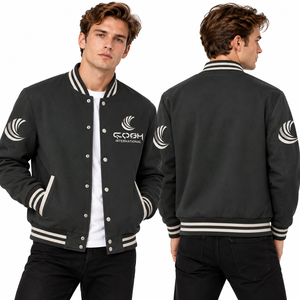 Chaqueta Varsity para hombre en color negro con bloques de color, botones a presión, cuello alto, estilo deportivo y urbano. - Product Image 1