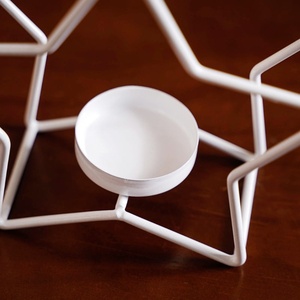 Portavelas minimalista de metal blanco con recubrimiento en polvo, diseño geométrico de alambre para decoración festiva de Navidad y mesas navideñas. - Product Image 6