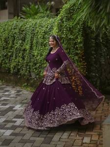 Robe Anarkali longue brodée violette avec dupatta, tenue traditionnelle indienne et pakistanaise pour femmes, coupe ample, idéale pour les mariages - Product Image 4