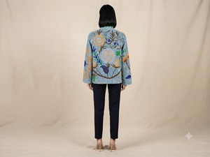 Veste en velours brodée Suzani bleue faite à la main pour femme, manteau ethnique bohème floral, vêtements d'extérieur de mode en gros pour boutiques - Product Image 2
