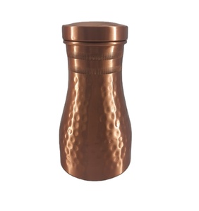 Carafe à eau artisanale en cuivre pur, bouteille en cuivre martelé avec couvercle en verre intégré pour le bien-être et l'hydratation ayurvédiques - Product Image 1