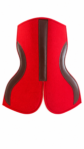 Tapis de selle de dressage en polaire rouge avec logo marron pour l'équitation - Product Image 3