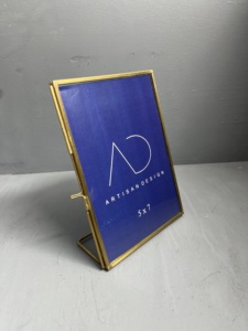 กรอบรูปโลหะทองเหลืองดีไซน์ทันสมัยจาก ARTISAN DESIGN ขนาด 4x6 นิ้ว สำหรับตั้งโต๊ะ ตกแต่งบ้าน สำนักงาน งานแต่งงาน รูปทรงแนวตั้ง - Product Image 5