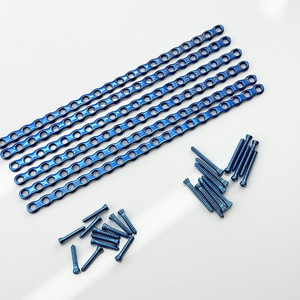 Juego de 56 Placas y Tornillos de Titanio de Alta Calidad de 2.0 mm, Cortables y con Bloqueo, para Cirugía Ortopédica Veterinaria en Perros y Gatos - Product Image 1