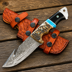 Cuchillo de acero de Damasco con gancho para tripas, hoja fija de punta caída, 0.5mm de grosor, para camping y bushcraft, con incrustaciones de turquesa y mango de cuerno de carnero, con funda de cuero - Product Image 1