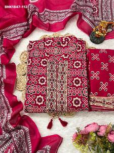 Proveedor de conjuntos de Kurti-Plazzo-Dupatta de algodón suave de primera calidad con bordado en el escote y estampado Ajrakh, de Surat. - Product Image 3