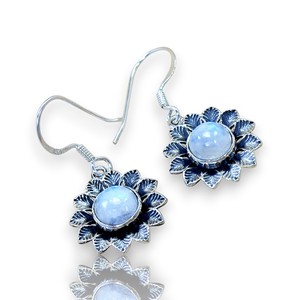 Boucles d'oreilles créoles légères en argent sterling 925 avec pierres précieuses de forme ronde serties en clos, en pierre de lune arc-en-ciel, pour femme - Product Image 1