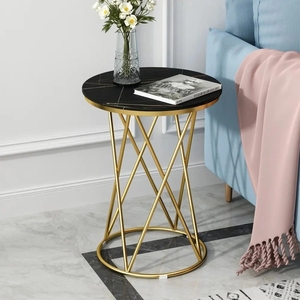 Table d'appoint ronde de luxe en faux marbre noir avec élégantes jambes en métal doré croisées pour chambre et balcon - Product Image 1