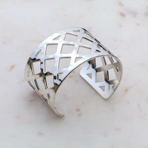 Bracelet manchette en laiton plaqué argent pour femme - Jonc géométrique ajouré à motif treillis - Bracelet large à motif grille - Product Image 4