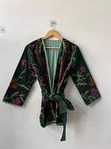 Kimono Corto de Terciopelo Verde con Bordado Floral y Cinturón, Estilo Boho Suzani, Prenda Exterior de Moda - Product Image 2